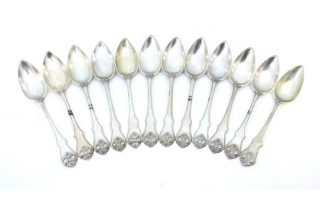 Conjunto de doze colheres de sobremesa em prata com os cabos relevados.
